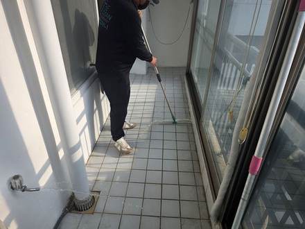 베란다 바닥 물걸레 청소작업 - 더클린컴퍼니