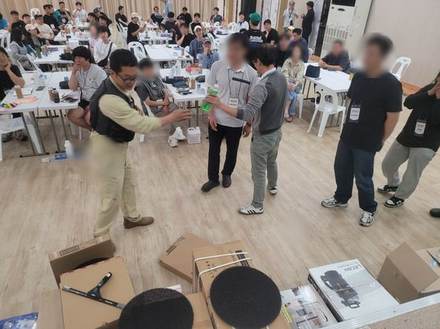행사 경품 추첨 및 참석자 모습 - 더클린컴퍼니