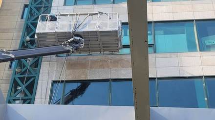 고소작업대에서 외벽 물청소 작업 - 더클린컴퍼니