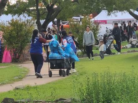 행사장 물품 카트 운반 작업 - 더클린컴퍼니