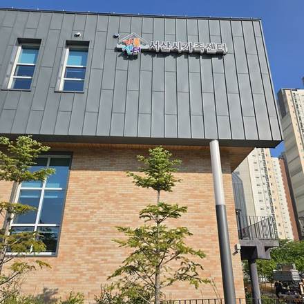 판넬 외벽 시공 완료 건물 전경 - 더클린컴퍼니