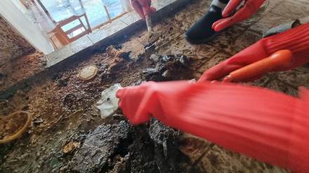 주방 바닥 기름때 오물 제거 · 시공 전 - 더클린컴퍼니